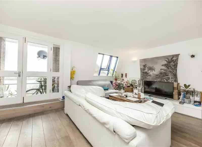 2 Bed Apartment Limehouse London Near DLR Station Parking Balcony