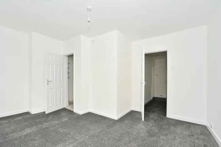 Three Bedroom Semi-Detached House Stratton St Margaret