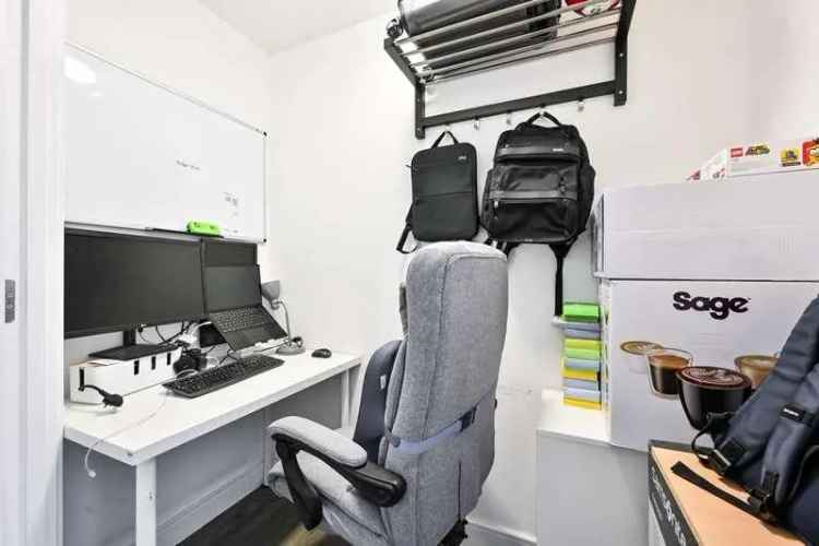 2 Bed Flat for Sale in Central Chiswick