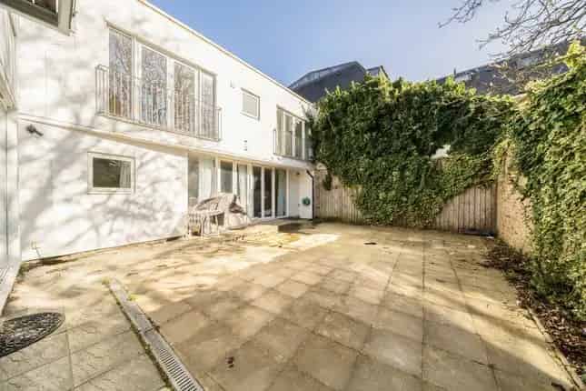 Five Double Bedroom Family Home near Tooting Bec Tube