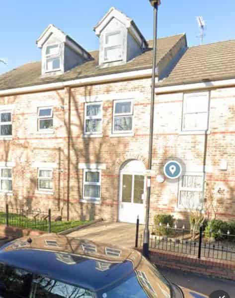 Two Bedroom Flat with Private Parking and Garden Storage