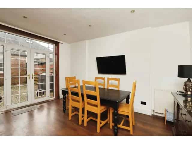 3 Bedroom Terraced House For Sale Near Town Centre