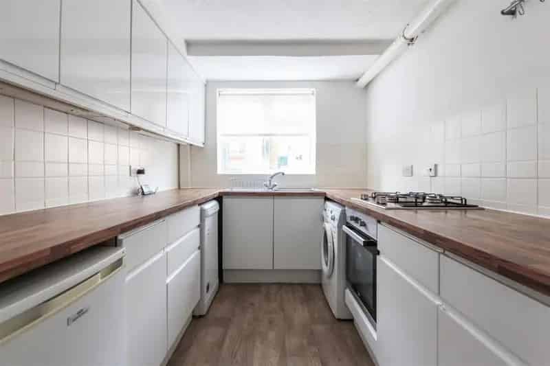 2 Bedroom Flat with Private Balcony and Communal Gardens