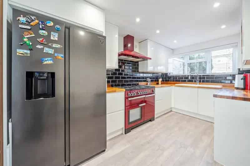 Two Bedroom Extended Terrace House Near Town Centre Station