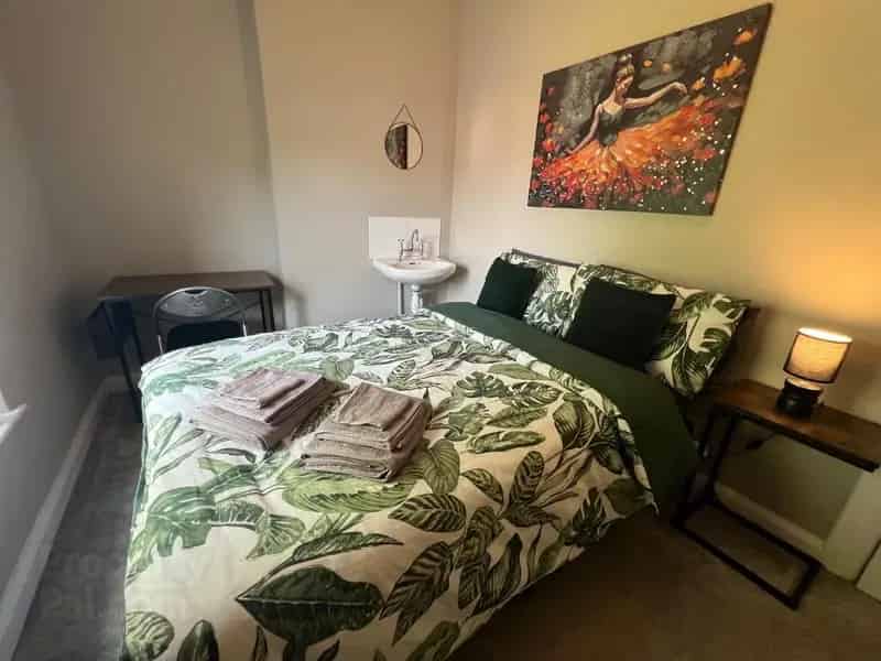 Modern Furnished Double Room Near Queen's University Belfast