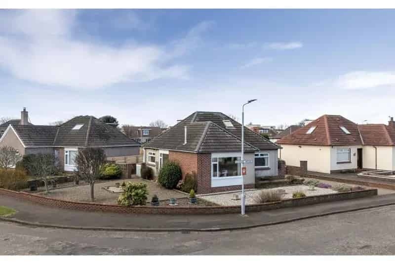 3 Bed Detached Bungalow with 2 Reception Rooms and Garage