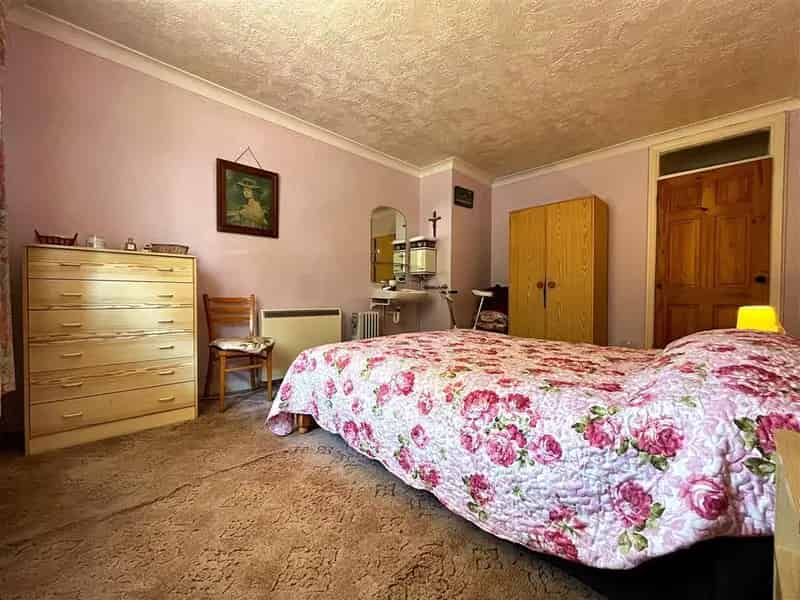 Furnished 1-Bed Apartment Near Worthing Seafront