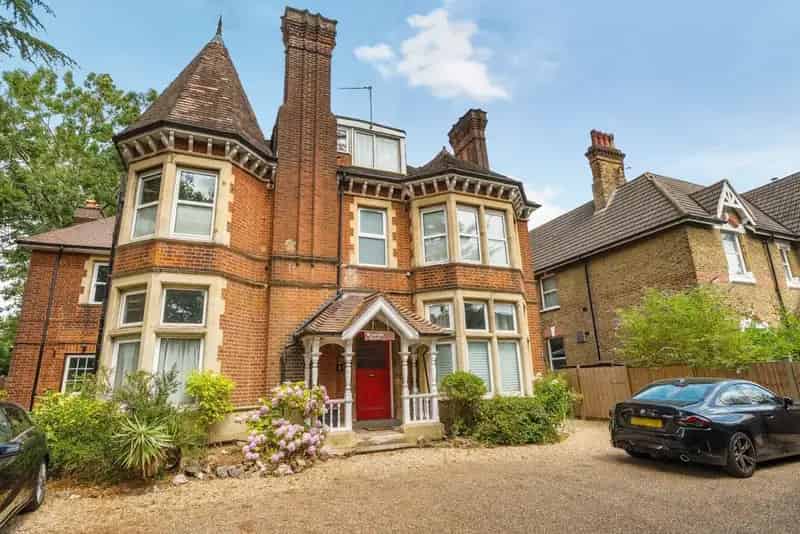 Elegant One Bedroom Flat Period Conversion High Ceilings Large Sash Windows