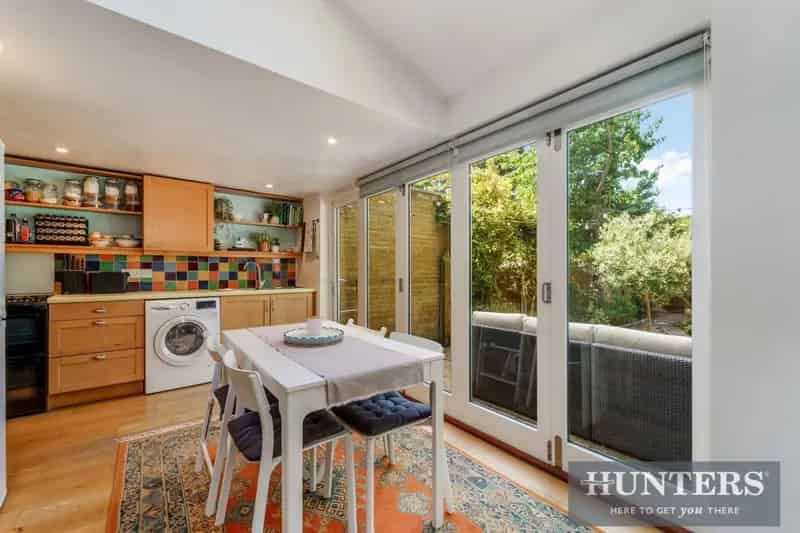 2 Bedroom House for Sale Brentford 930 SQ FT