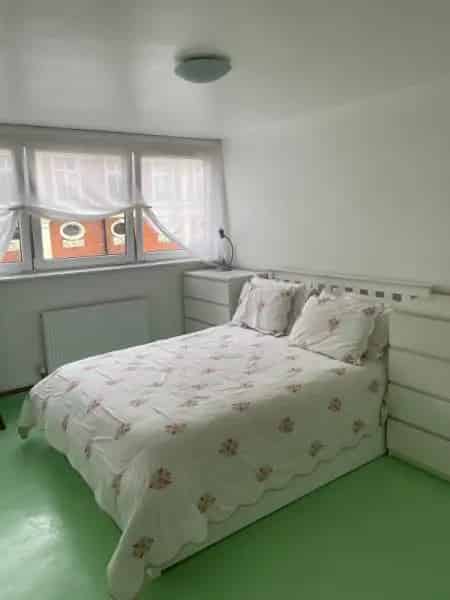 London 1 Bed Flat Swap for Larger Property Nationwide