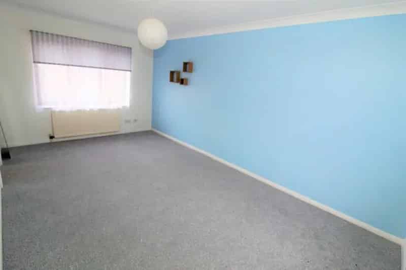 1 Bedroom Flat Near Train Station with Parking