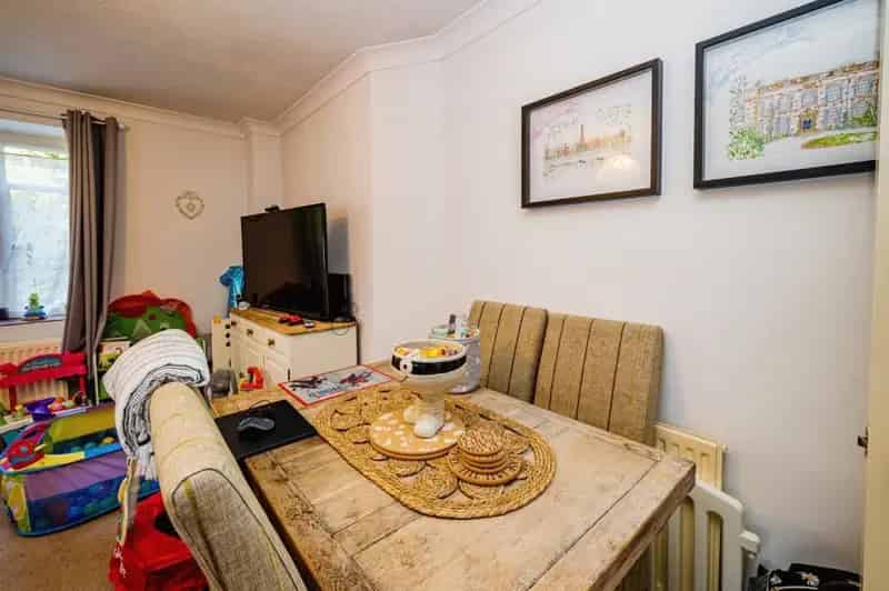 Ground Floor Apartment in Converted Vicarage Two Bedrooms Garage Parking