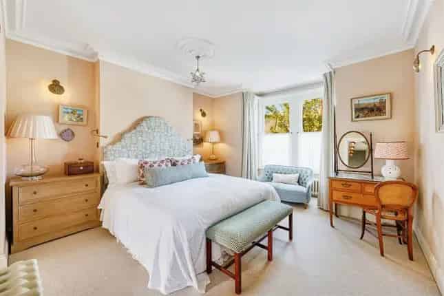 Four Double Bedroom Semi-Detached House in Poets Corner Acton
