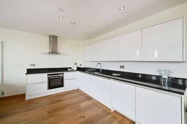 Stunning 3-Bed Duplex Apartment with City Views - Chain Free