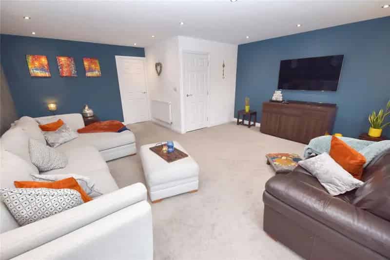 Modern 4-Bed Townhouse Near Leeds City Centre