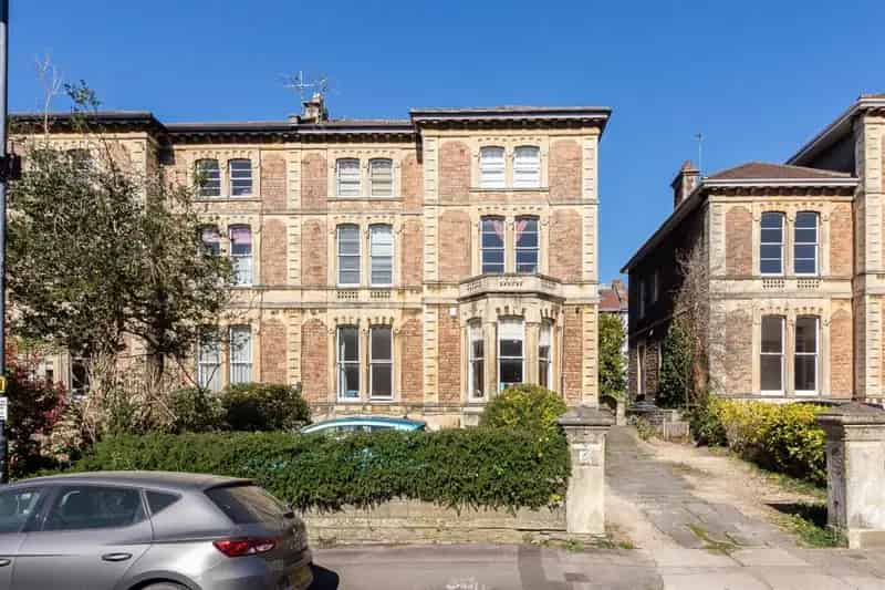 2 Bedroom Flat for Sale in Victorian Building