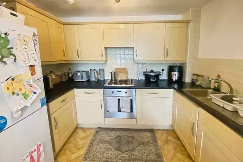 2 Bed Flat To Let - Modern Kitchen & Reception Room