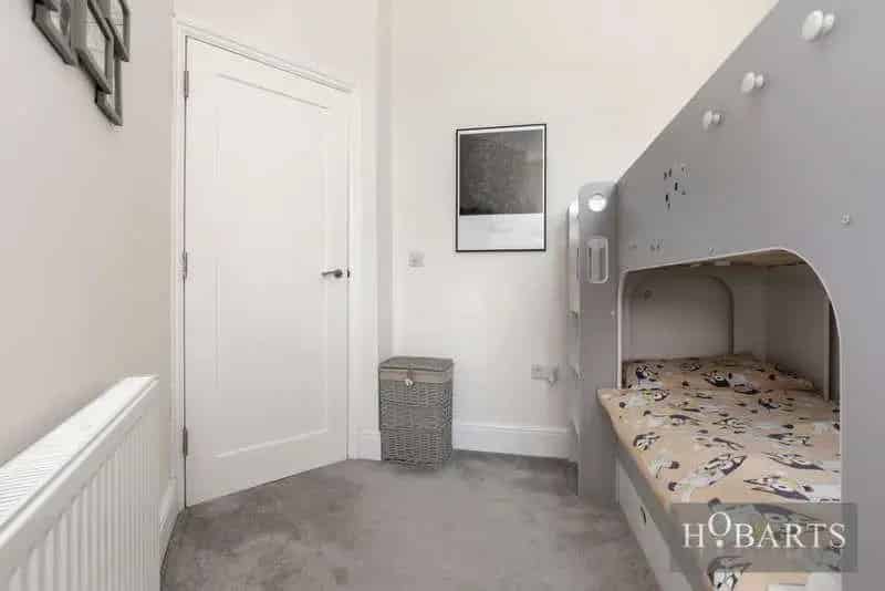 2 bed flat for sale