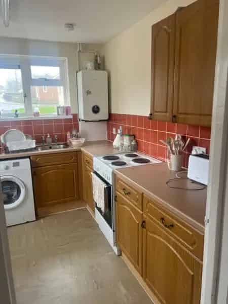 2 Bed First Floor Flat Near Schools Shops Parking
