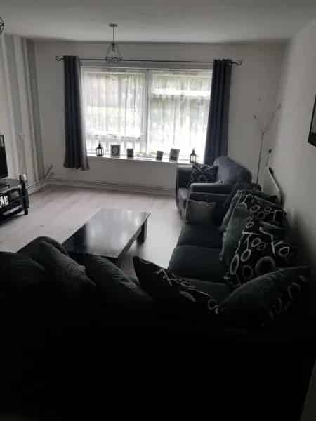 Large 2 Bed Ground Floor Flat Family Home Near Amenities