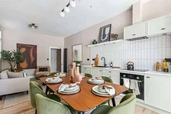 2-Bed Ground Floor Flat with Private Garden London SW12