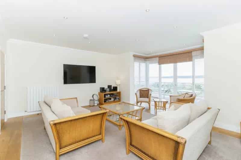 Stunning 2-Bed Apartment with Private Pool and Sea Views