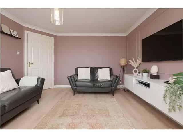 2 Bedroom Flat for Sale in Modern Building with Communal Gardens