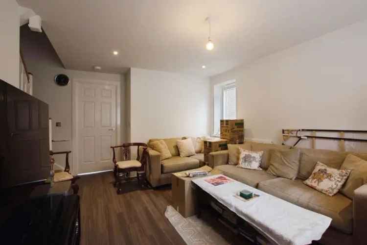 Three Bedroom Semi Detached House With Ensuite and Parking