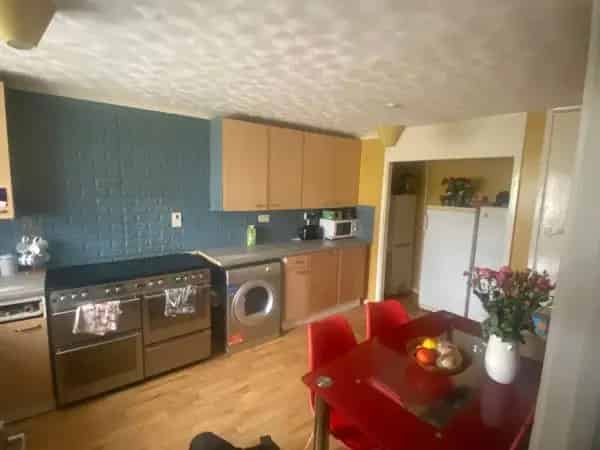 3 Bed Terraced House with Gardens and Parking