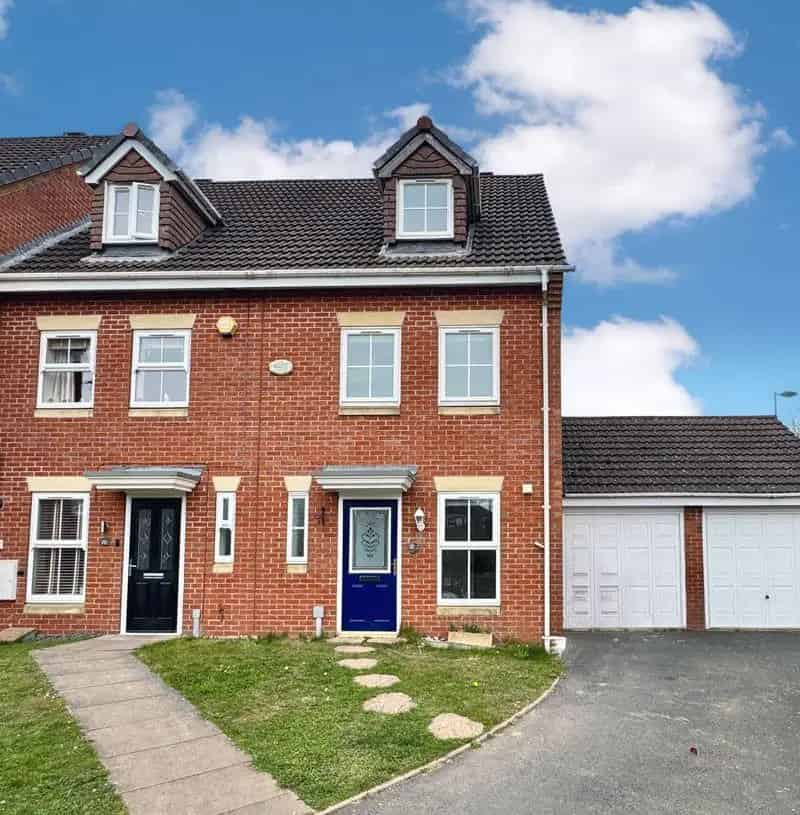 3 Bedroom End Terrace House for Sale