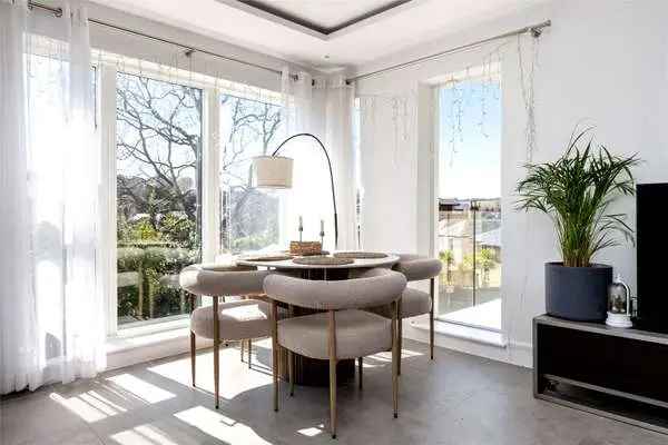 Stylish 2-Bed Apartment with En Suite and Secure Parking
