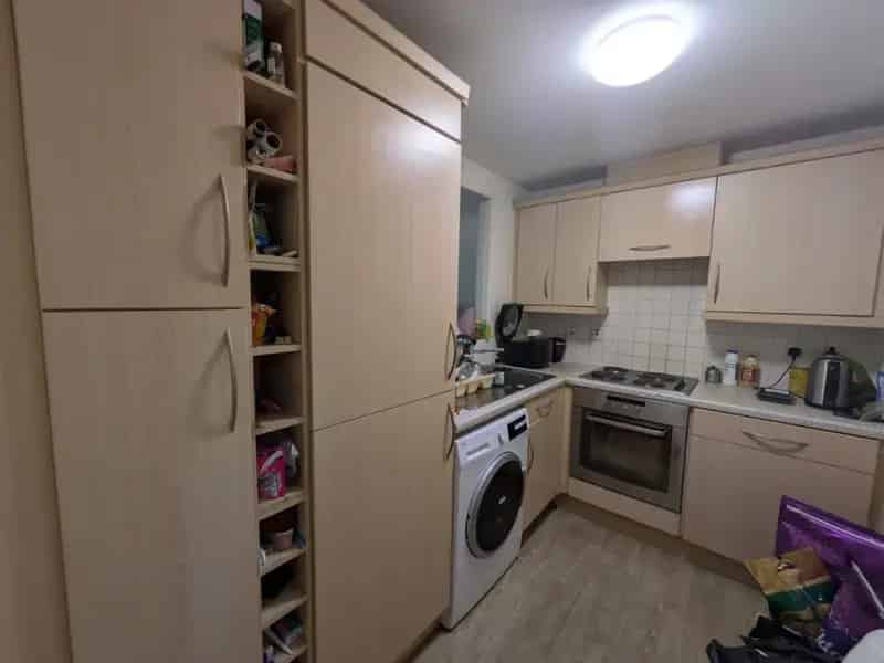 Spacious 2-Bedroom Flat for Sale Near Glasgow City Centre