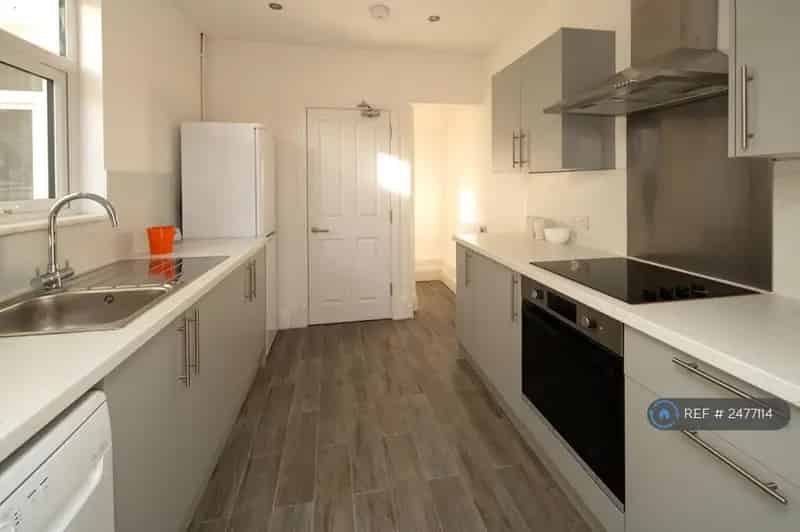 4 Bedroom Terraced House - Modern & Stylish Family Home