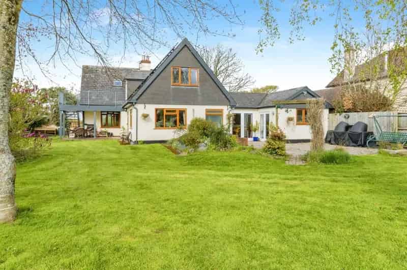 5 Bed House with Annexe Huge Garden Solar Panels No Chain