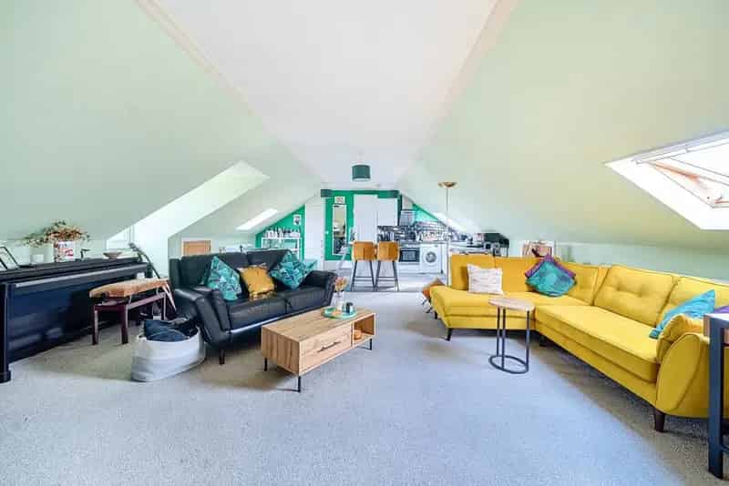 Spacious 2-Bed Top Floor Apartment near Elizabeth Line