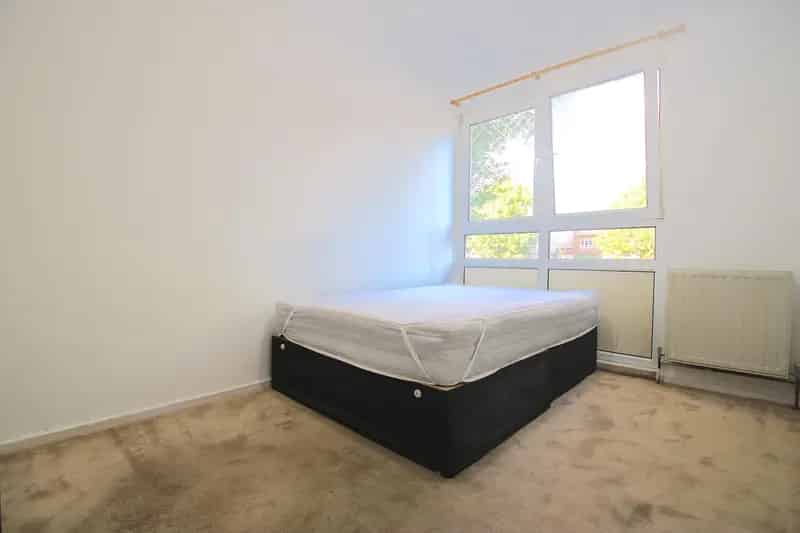 4 Bedroom Flat House to Rent near Devons Road Station