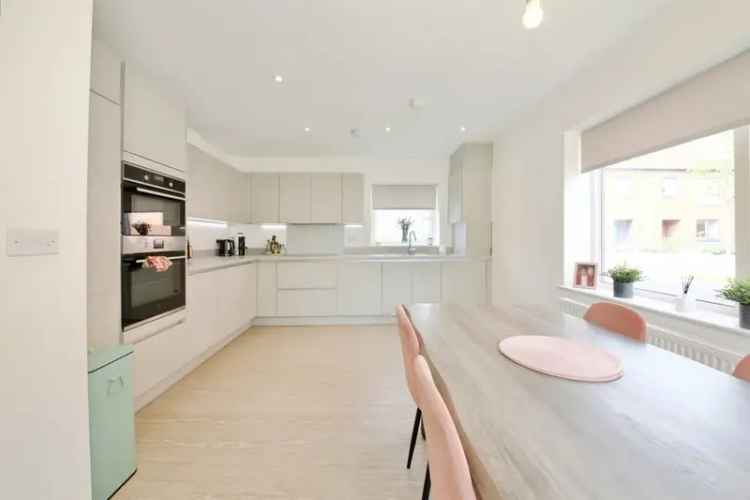 Four Bedroom Detached House in Newhall Near M11