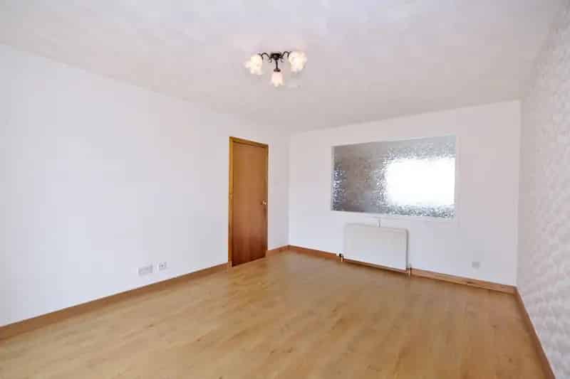 2 Bed Mid Terraced House Near Meethill School