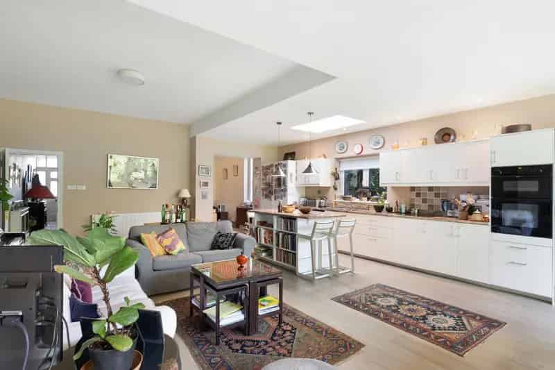 5 Bedroom Semi-Detached House Stamford Brook London