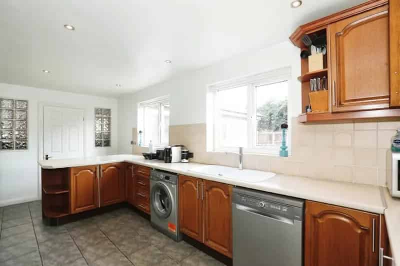 Four Bedroom Detached House With Indoor Pool Near Town Centre