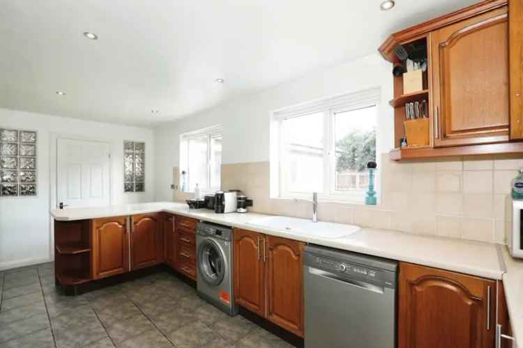 Four Bedroom Detached House With Indoor Pool Near Town Centre