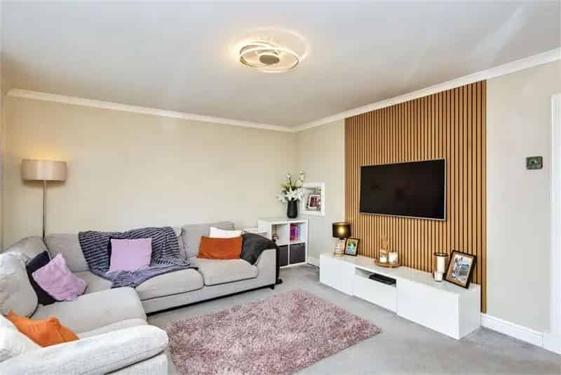 2 Bed Flat Corstorphine Modern Interior Shared Garden Parking