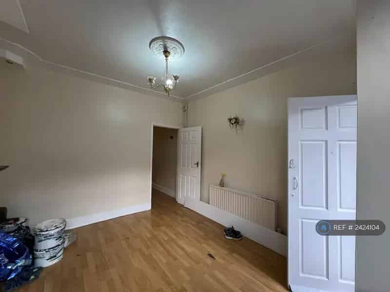 3 Bedroom Terraced House Garden Access Available May 2 2025