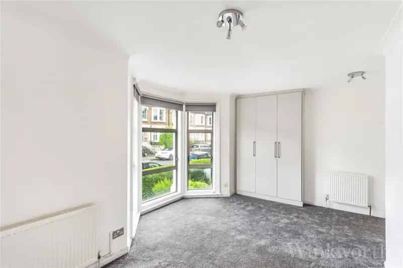 2 Bedroom Flat London - Modern Apartment with Ample Storage