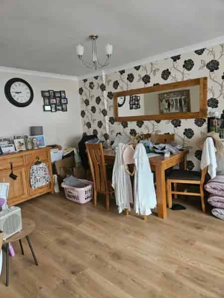Spacious Terraced House Near Transport Links