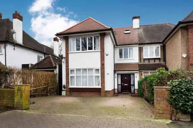 Six Bedroom Semi-Detached House for Sale in Golders Green NW11
