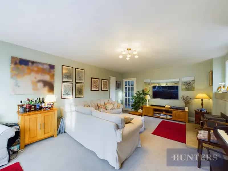 2 Bedroom Ground Floor Flat For Sale with Garden Garage and Driveway Parking
