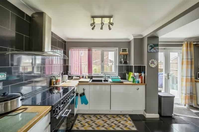 4 Bed Detached House With Driveway Parking and Garden