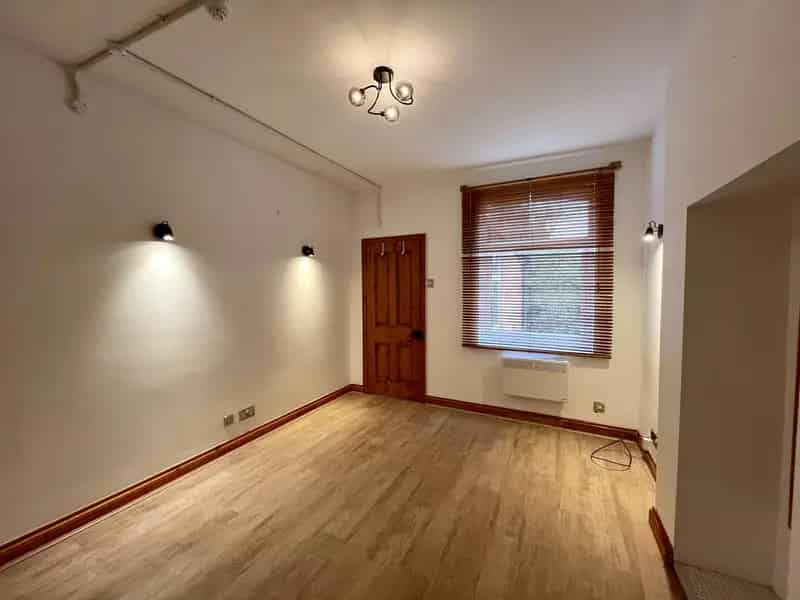 Modern One Bedroom Flat Knighton Leicester Fitted Kitchen Communal Garden