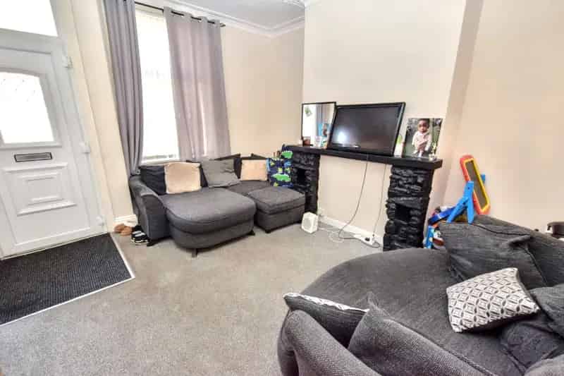 Back-to-Back Terrace House - Ideal Buy-to-Let Investment in Leeds